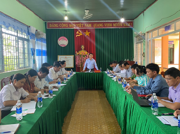 Đoàn công tác số 2 của Huyện ủy làm việc với Đảng ủy xã Ea Nam  